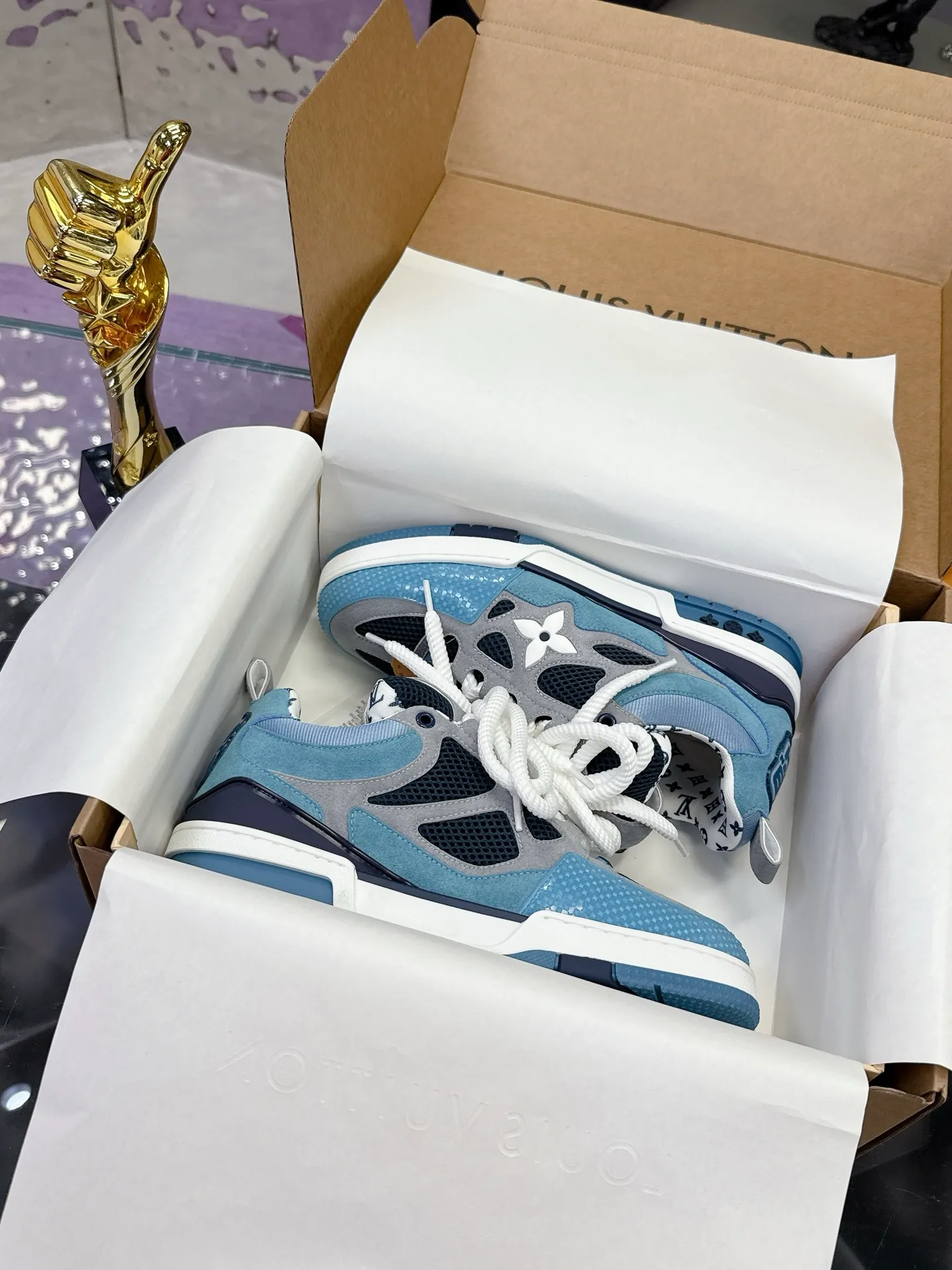 Factory price: 760💰 𝙇𝙑 𝟐𝟎𝟐5 𝐒𝐒 𝐧𝐞𝐰 Officially synchronized new colors💗 Louis Vuitton catwalk skateboard shoes are a hit, LOUIS VUITTON Trainer is undoubtedly one of the most successful Sneakers launched by luxury brands, but the pace of exploration will not stop. LOUISVUITTON will also bring a new series of skateboard shoes in the spring of 2025. The new series in the picture returns to the 90s Chunky Skate Shoes look and feel. The uppers are made of leather and mesh. The fat silhouette and thick shoelaces are very eye-catching. It is expected to have quite a few colors like the Trainer. Judging from the previous DIOR show skate shoes, this chunky style may be even stronger next year.  💎 LV small bread series LV bread shoe series 😘 Couple model Size: Female 35-40 Male 39-44, customized 45, 46